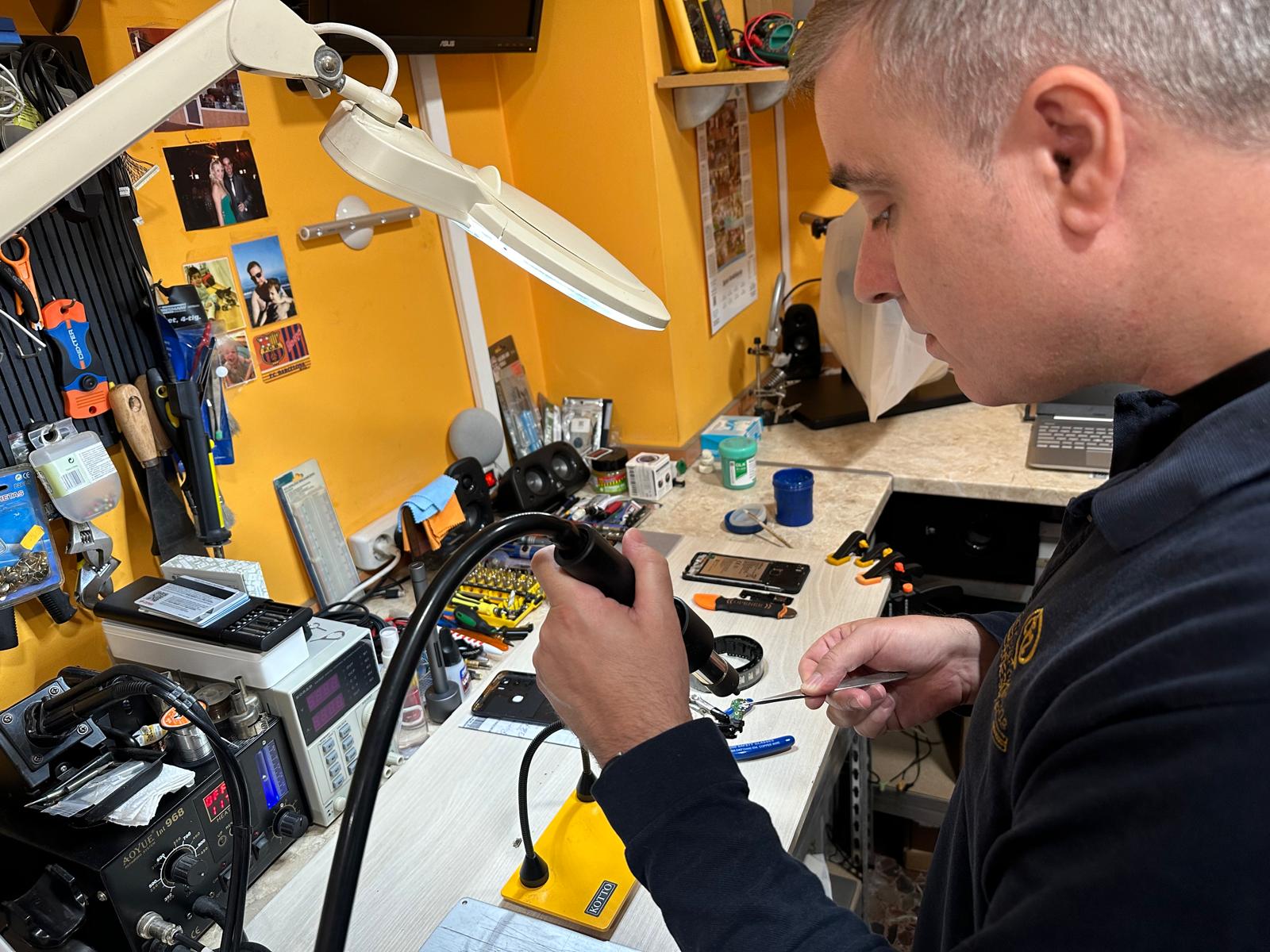 Técnico trabajando en el taller